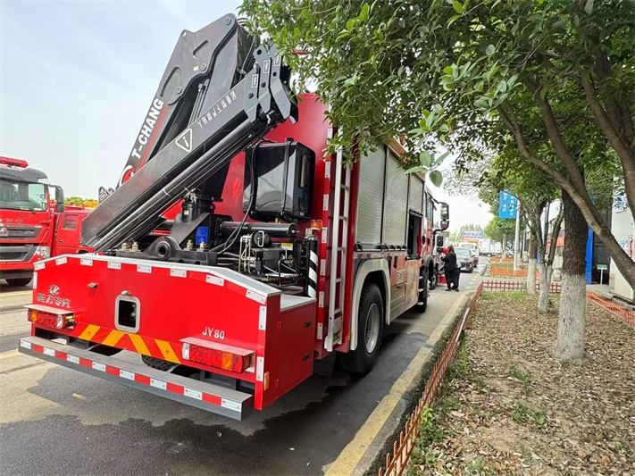 CLW5140TXFJY80/HW抢险救援消防车