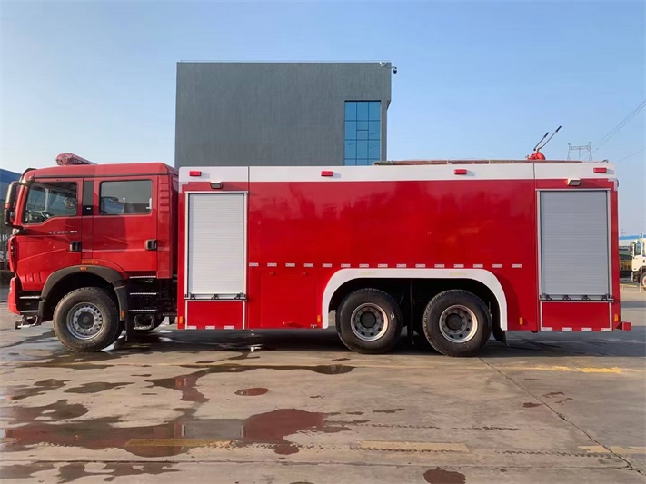 豪沃后八轮16吨水罐泡沫消防车