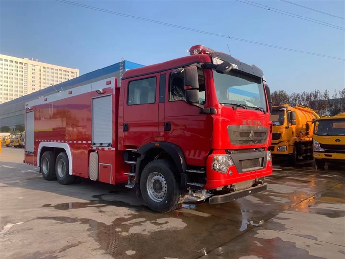 豪沃后八轮16吨水罐泡沫消防车