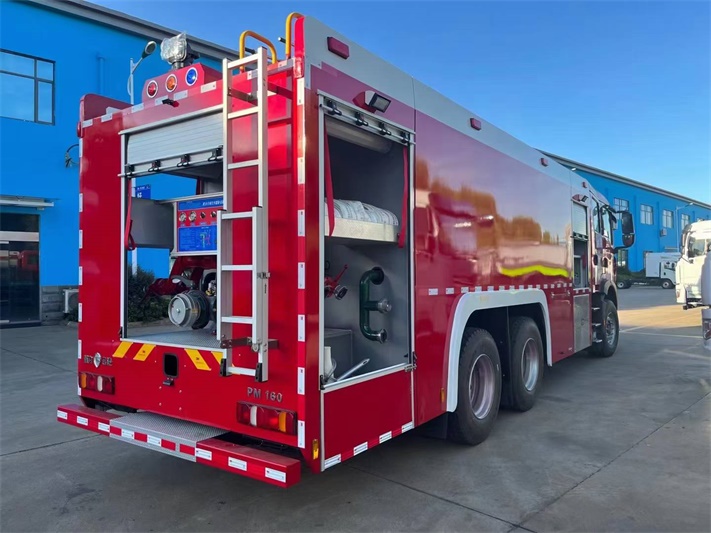 豪沃后八轮18吨水罐泡沫消防车