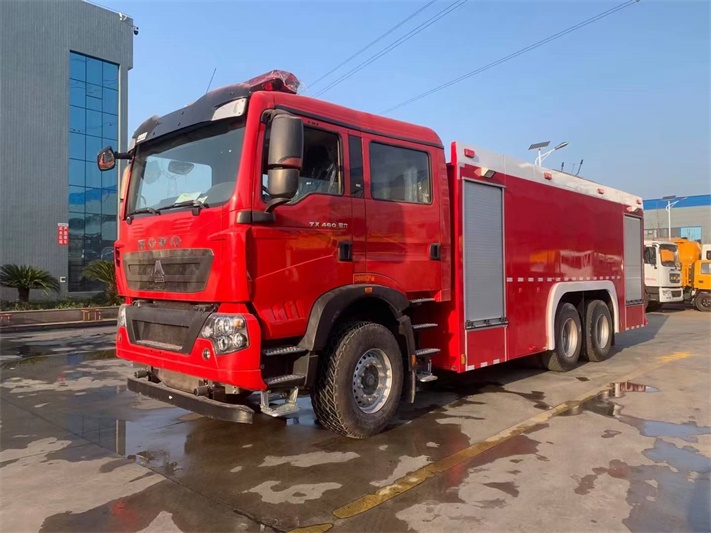 豪沃后八轮18吨水罐泡沫消防车