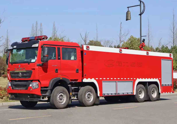豪沃双排25吨水罐泡沫消防车