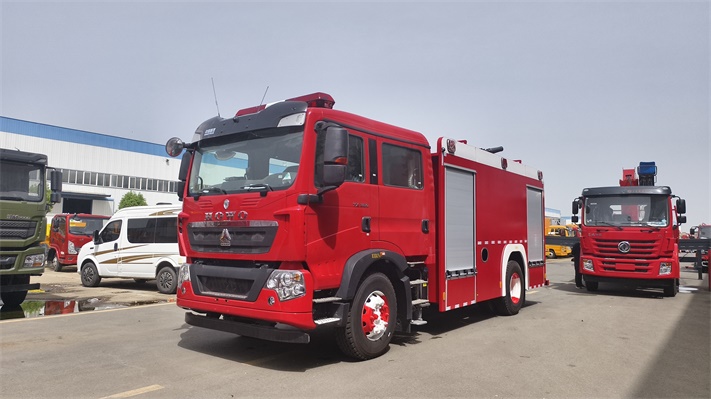 重汽豪沃8吨水罐（泡沫）消防车