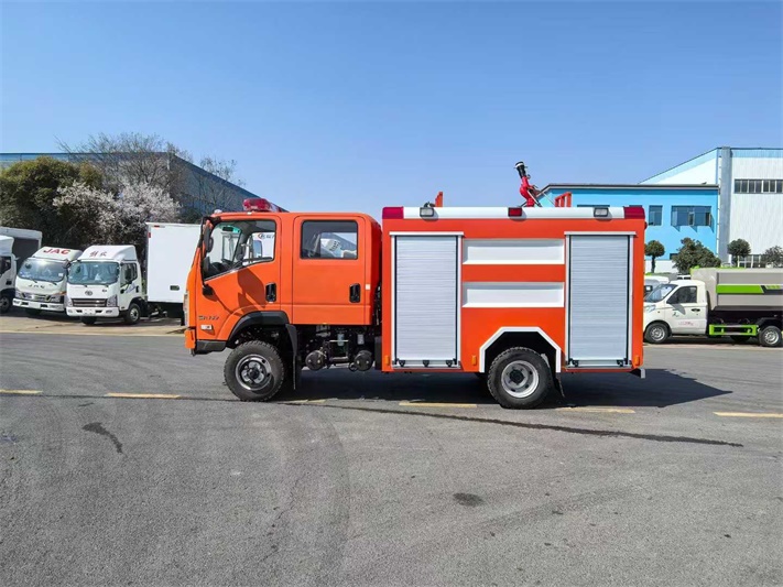 四驱东风随专3.5方水罐（泡沫）消防车
