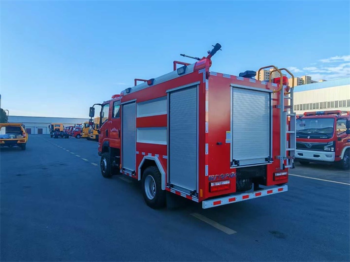 四驱东风随专3.5方水罐（泡沫）消防车